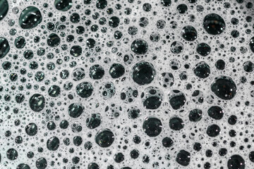Biało-czarne tło ażurowe z dziurek utworzonych z bąbelkow piany
