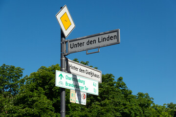 Fahrradwegweiser am Straßenschild, Ecke Unter den Linden, Hinter dem Gießhaus im Bezirk Berlin...