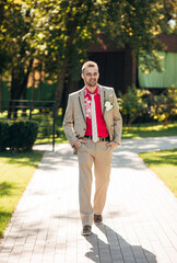 Fototapeta premium wedding couple walking on the street