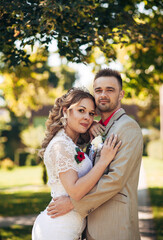 Naklejka premium wedding couple walking on the street