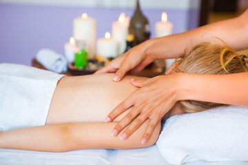 Obraz na płótnie Canvas little girl receiving massage