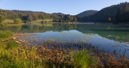 Le lac Genin dans l'ain en france en été entre Oyonnax et nantua. Un petit lac très beau...