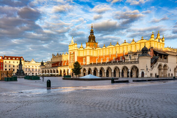 Fototapeta na wymiar Cloth hall in Cracow, Poland market square, old town at sunrise