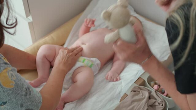 In the hands of a skilled therapist, the baby enjoys diverse massages, fostering well-being, although a few tears reveal their discontent.