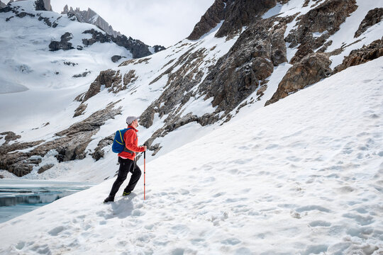 Hombre excursionista subiendo la monta&ntilde;a por la Laguna de Los Tres, en el Chalten, Patagonia