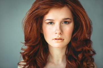 Naklejka premium Beautiful young redhead woman with freckles portrait