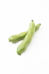 白背景にソラマメ