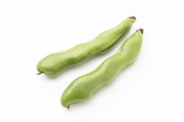 白背景にソラマメ