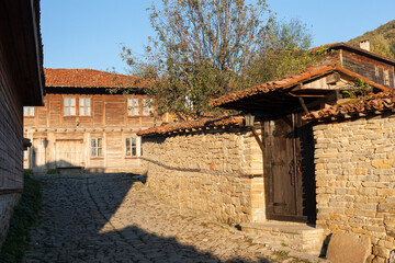 Obraz premium Old wooden houses in Zheravna (Jeravna). The village is an architectural reserve of Bulgarian National Revival period (18th and 19th century)
