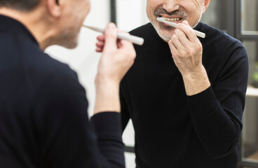 歯磨きをする50代日本人男性 - obrazy, fototapety, plakaty