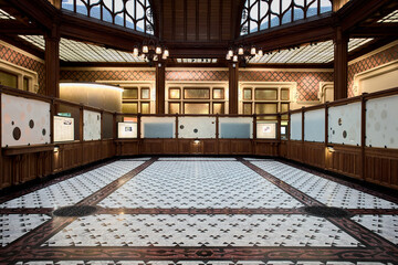 Splendeur historique, intérieur de l'ancienne Banque de France avec verrières et bureau classique