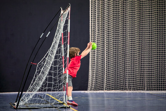 D&eacute;termination juv&eacute;nile, enfant de huit ans gardien d&eacute;butant arr&ecirc;tant le ballon au handball