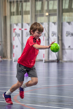 D&eacute;termination juv&eacute;nile, enfant de huit ans gardien d&eacute;butant arr&ecirc;tant le ballon au handball