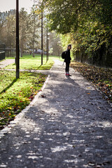 Silhouette d'enfant marchant sur un chemin d'automne