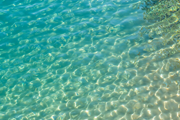 sea ​​water. beautiful turquoise water in the sea, bright glare of the sun. vacation on the coast concept