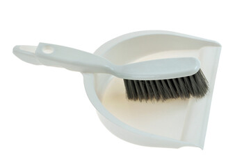 Pelle et balayette en plastique blanc en gros plan sur fond blanc