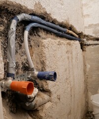 Installateur erneuert Wasseranschluss bei Waschbecken