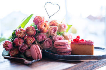 Beautiful pink roses and tulips with sweet pastrys. Concept background for mother's day, valentine's day and weddings. Close-up with short depth of field. - 712487389