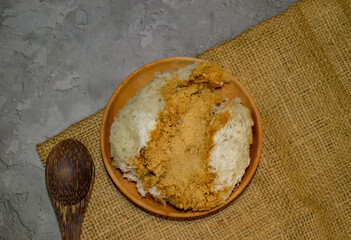 Glutinous rice powder on a wooden plate.