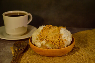 Glutinous rice powder on a wooden plate.