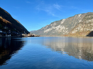 Obraz premium The famous village of Hallstatt across the lake viewing from the Hallstatt Skywalk island, Hallstatt, Austria.