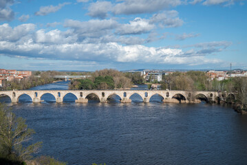 Views of the Duero River and the Puente de Piedra (Stone Bridge) from the Troncoso viewpoint, in the city of Zamora, Spain - obrazy, fototapety, plakaty