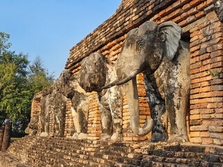 Fototapeta na wymiar Wat Chang Lom at Sukhothai historic park, Thailand