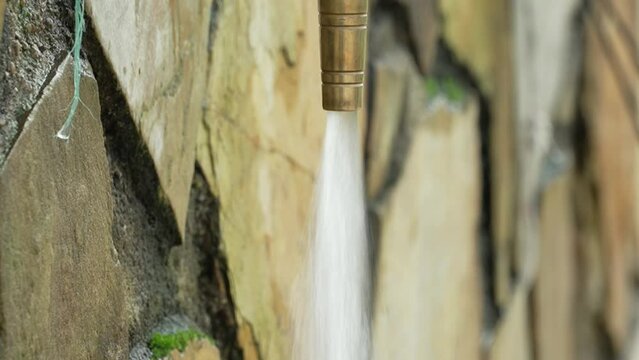 Detalle del chorro de agua de una fuente natura.