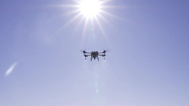 Detalle de un drone de agricultura fumigando un campo de cultivo