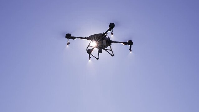 Drone de agricultura expulsando l&iacute;quido para fumigar.