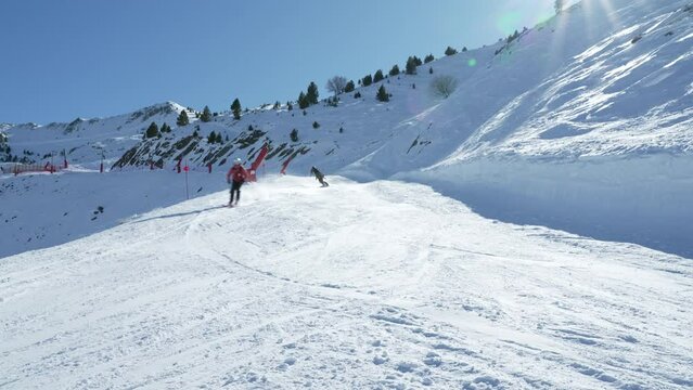 J&oacute;venes esquiando en una pista de esqu&iacute; en Huesca, Espa&ntilde;a.