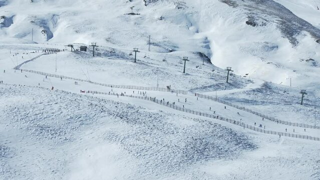 Gente esquiando en una pista de esqu&iacute; en Huesca, Espa&ntilde;a.