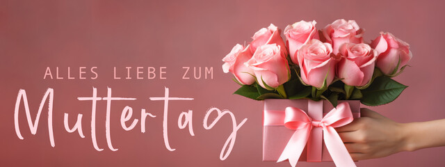Fototapeta na wymiar Alles Liebe zum Muttertag Feiertag Grußkarte mit deutschem Text - Mädchen hält Geschenkbox, Geschenk mit Rosen in ihren Händen, isoliert auf pinkem Hintergrund