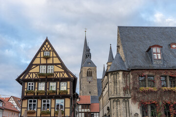 Fototapeta na wymiar Half-timbered house, town hall and market church on the market square of Quedlinburg, Saxony-Anhalt, Germany