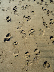 Huellas de pies descalzos en la arena del Cabo de Gata de Almeria, España