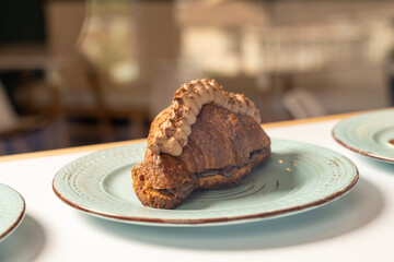 Delicioso Croissant relleno de chocolate 