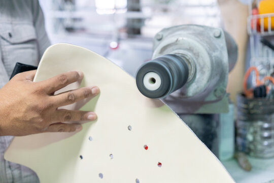 Trabajador con una protesis de Corset