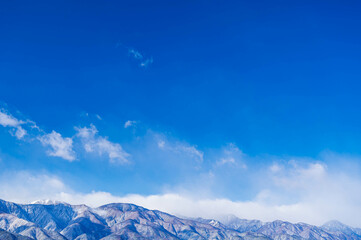 快晴の冬の山岳風景　