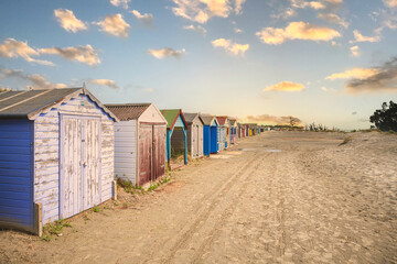 Naklejka premium beach houses on a sandy beach in England