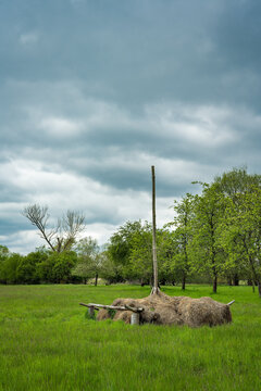Traditionelle Landwirtschaft im Spreewald: Aufbau eines Heuschobers auf dem "Barzlin" zwischen L&uuml;bbenau und L&uuml;bben