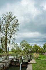 Obraz premium Frühling an der Schleuse Batzlin im Spreewald zwischen Lübbenau und Lübben