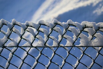Zaun mit Eis und Schnee