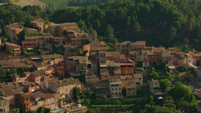 vue aérienne drone du luberon et du village de Roussillon