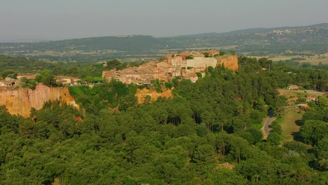 vue a&eacute;rienne drone du luberon et du village de Roussillon