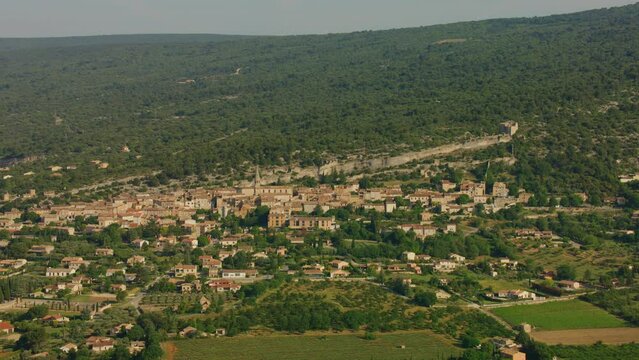 vue a&eacute;rienne drone du luberon et du village saint saturnin l&egrave;s apt