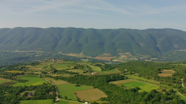 vue a&eacute;rienne drone du luberon et du village de saint martin de castillon