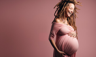 Belle femme métisse enceinte debout sur fond rose, image avec espace pour texte