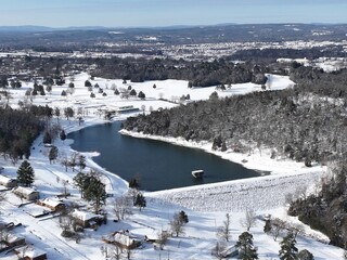 Fototapeta na wymiar Van Buren Arkansas City Park Lake in the Winter with snow.