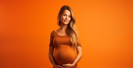 Belle femme enceinte debout sur fond orange, image avec espace pour texte - obrazy, fototapety, plakaty