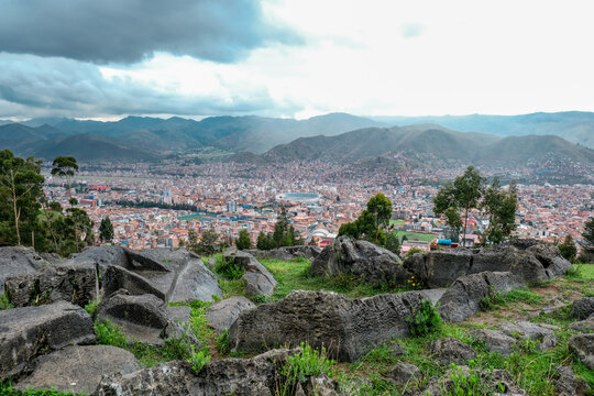 fotos panor&aacute;mica de la Ciudad de Cusco, Per&uacute; desde un mirador con cimientos Incas